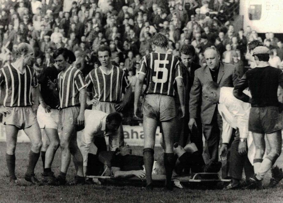 20211225_03 Na nosítkách Kvašňák (Sparta - 7.6.) | archiv Karla Řezníčka