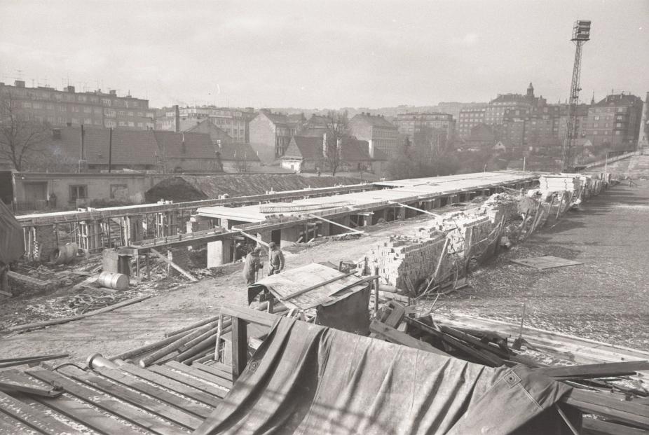 19690203_001m Výstavba tribuny stadionu (3.2.) | Sport archiv Orion - Zdeněk Ertl