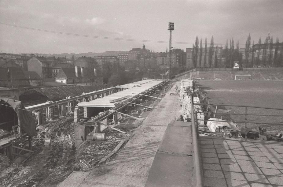 19690203_002m Výstavba tribuny stadionu (3.2.) | Sport archiv Orion - Zdeněk Ertl