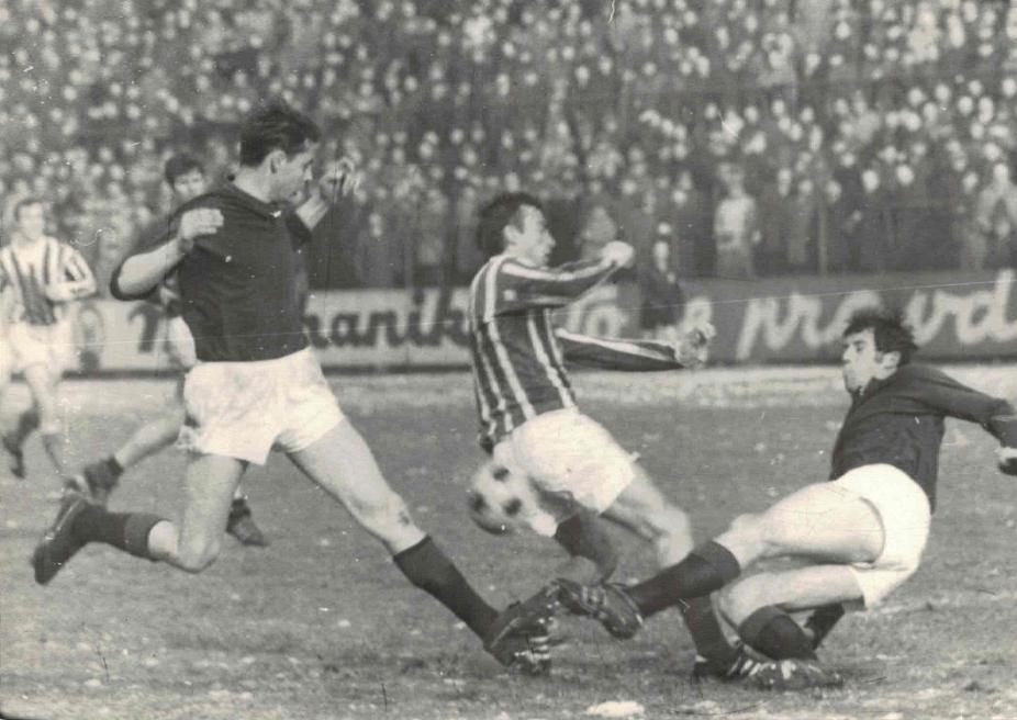 20211225_21 Sparťanská obrana zastavuje Ivančíka (Sparta B - 18.4.) | archiv Karla Řezníčka