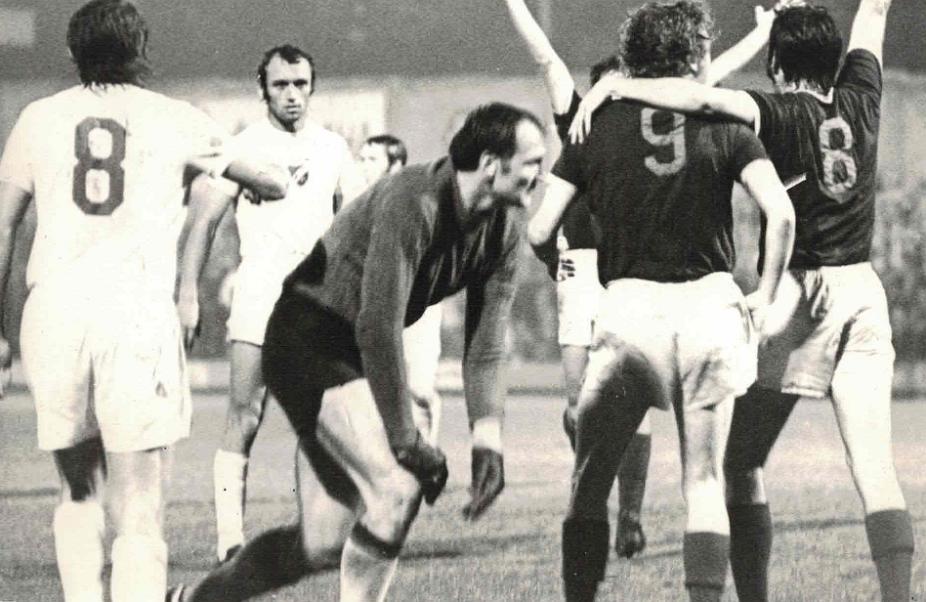 20211225_55 A je to 5:0! Antonín Panenka v objetí svých spoluhráčů (Ostrava - 20.8.) | archiv Karla Řezníčka