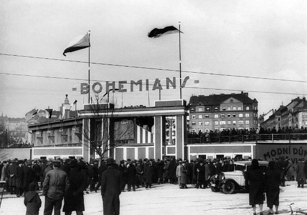 1932 Stadion, 1. liga, přátelsky